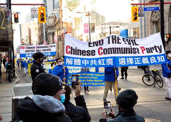 Image for article Toronto : Un défilé appelle à démissionner du Parti communiste chinois et à mettre fin à la persécution