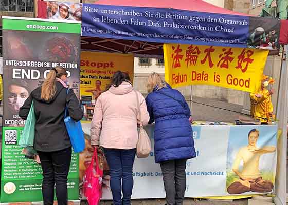 Image for article Soutien public au Falun Dafa lors d’une activité de sensibilisation à Essen, Allemagne