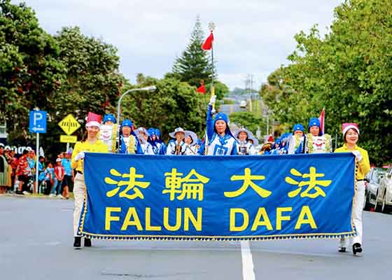 Image for article Nouvelle-Zélande : Des pratiquants de Falun Dafa apportent de la diversité à quatre défilés de Noël à travers Auckland