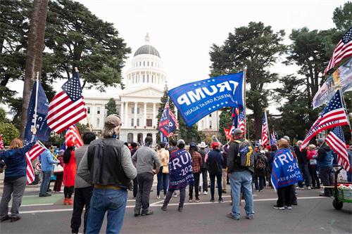 Image for article Des Californiens se rassemblent pour soutenir le président Trump : « L'élection américaine affecte le monde entier »