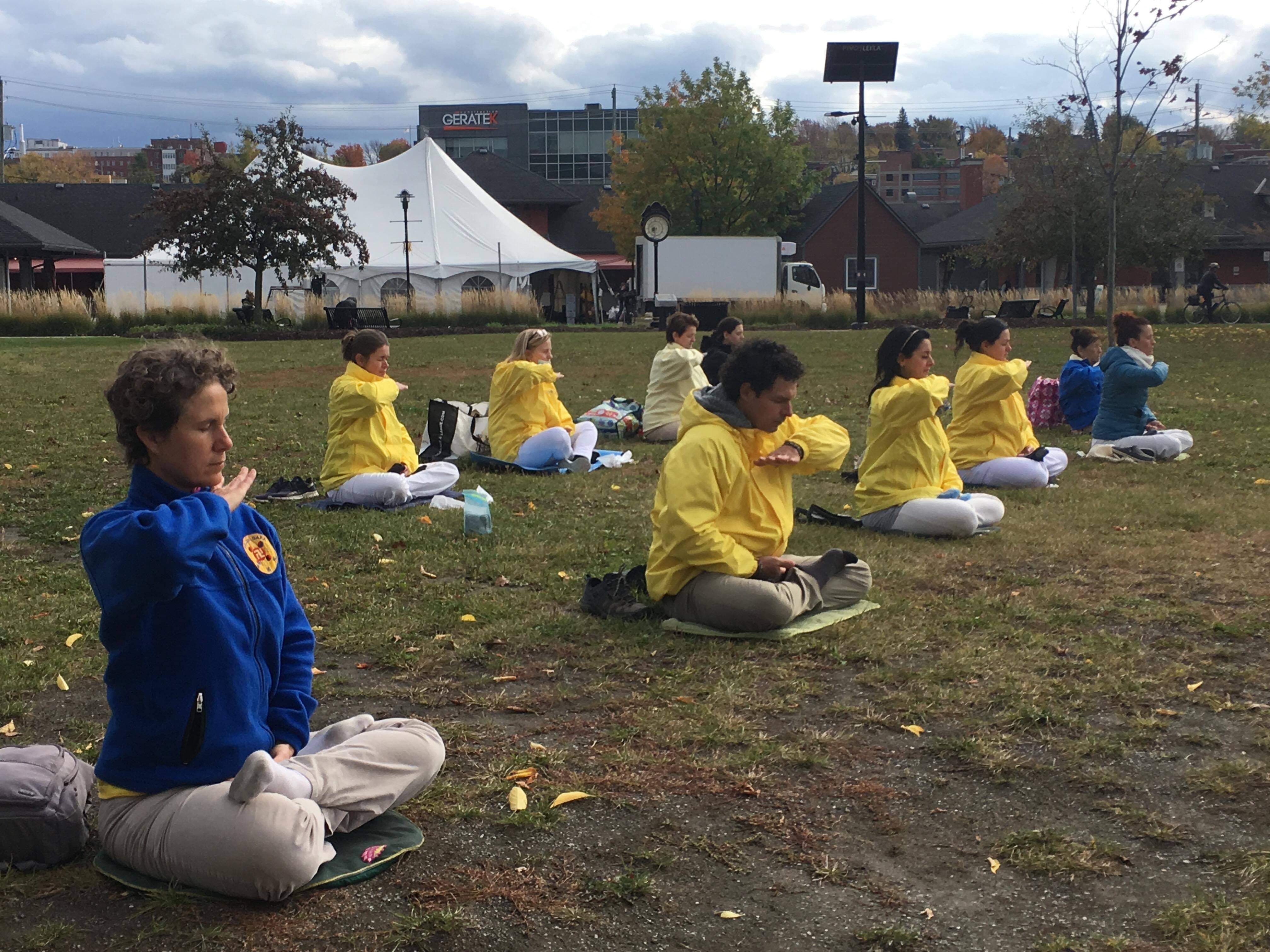 Image for article Sherbrooke, Canada : Les pratiquants présentent les exercices de Falun Dafa au Lac-des-Nations, une pratiquante partage la pratique avec des enfants en classe