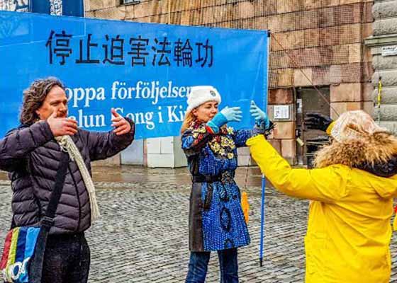 Image for article Suède : Les gens expriment leur soutien et condamnent le PCC lors des activités hebdomadaires des pratiquants près du Parlement