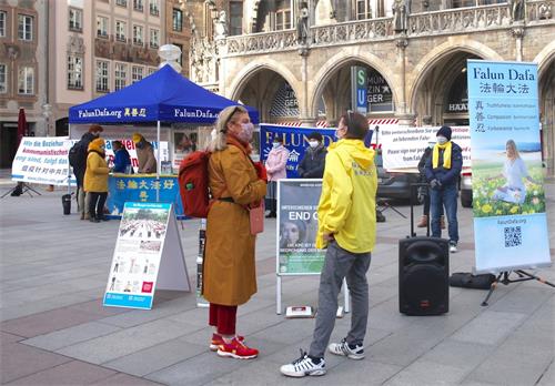 Image for article Les Munichois signent pour la fin de la persécution du Falun Gong par le PCC
