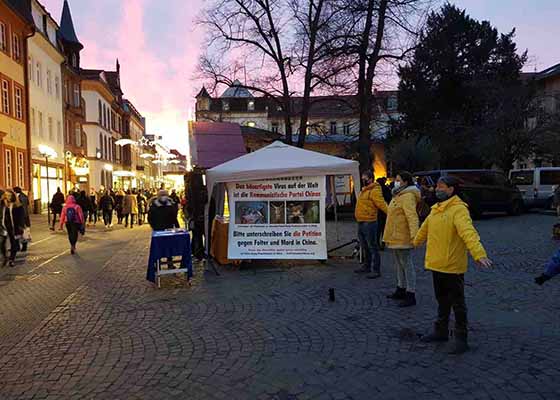 Image for article Allemagne : Les pratiquants de Falun Dafa clarifient les faits à Heidelberg avant Noël