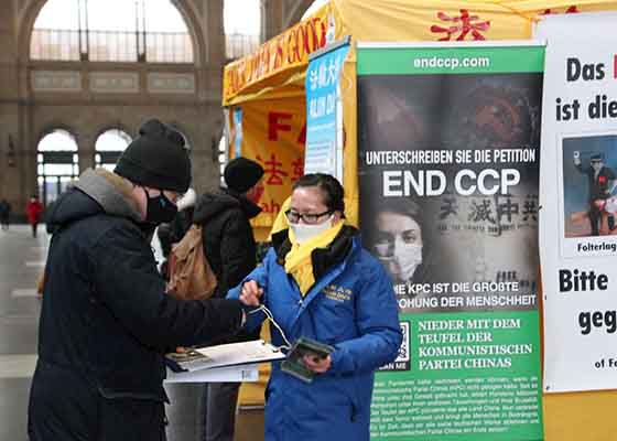 Image for article Suisse : Les gens soutiennent le Falun Dafa et condamnent la persécution en Chine lors de la Journée des droits de l’homme