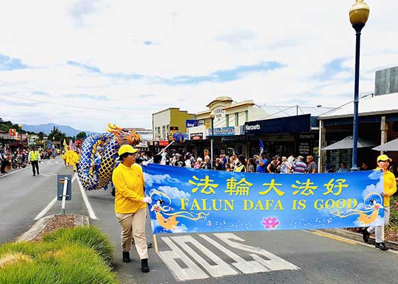 Image for article Nouvelle-Zélande : Le Falun Dafa est loué lors du défilé de Noël à Te Aroha