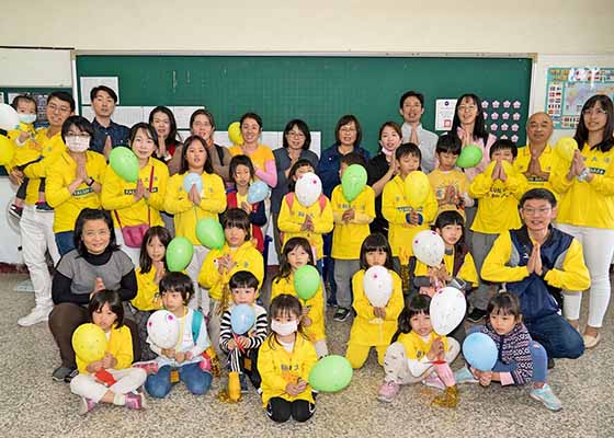 Image for article Taïwan : Des jeunes pratiquants de Falun Dafa et leurs parents à Kaohsiung souhaitent une bonne et heureuse année au Maître