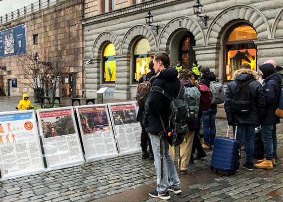 Image for article Stockholm, Suède : Les pratiquants présentent le Falun Dafa et font appel à la conscience des gens au début de la nouvelle année