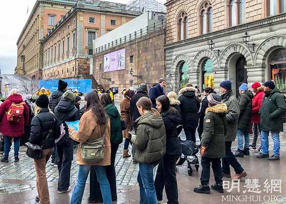 Image for article Suède : « Falun Dafa apporte chaleur et lumière », les gens condamnent les décennies de persécution par le régime communiste