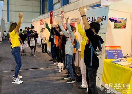 Image for article Le Falun Dafa chaleureusement accueilli à la foire du livre de Mersin en Turquie