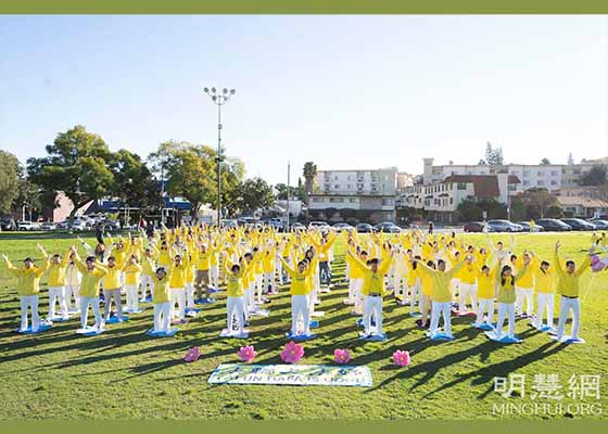 Image for article Los Angeles, Californie : Les pratiquants de Falun Dafa envoient leurs vœux au Maître Li à l’approche du Nouvel An chinois