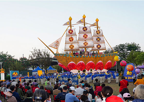 Image for article Le bateau-lanterne du Falun Dafa distribue des bénédictions lors de la fête des Lanternes de Taïwan 2022