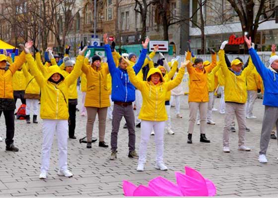 Image for article Prague : Les pratiquants organisent des activités pour présenter le Falun Dafa au public