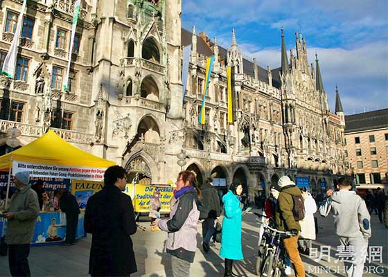 Image for article À Munich, le public condamne les décennies de persécution du Falun Dafa par le PCC