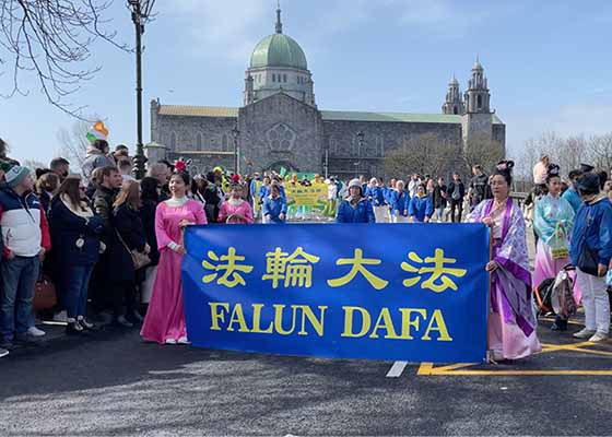 Image for article Le groupe du Falun Dafa d’Irlande participe au défilé de la Saint-Patrick à Galway