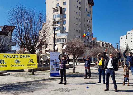 Image for article Des habitants de la région roumaine de Transylvanie découvrent le Falun Dafa