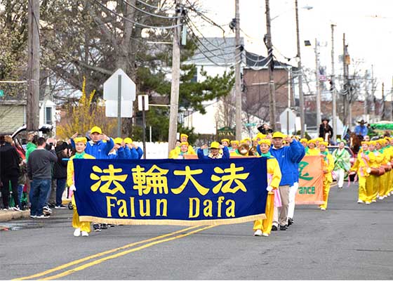 Image for article Keansburg, New Jersey : Le groupe du Falun Dafa a offert une « performance éblouissante » lors du défilé de la Saint-Patrick