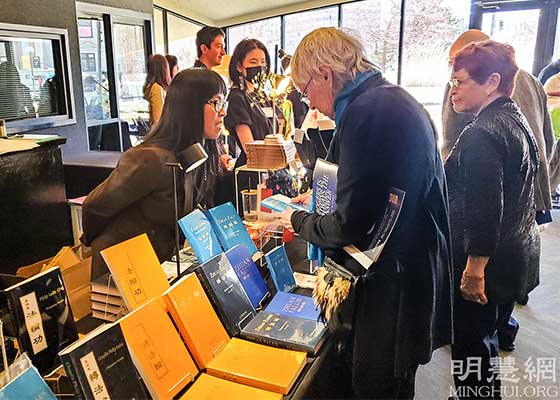 Image for article Reno, Nevada, des spectateurs achètent le Zhuan Falun après avoir vu Shen Yun : « Je veux que ma vie soit plus épanouie » 