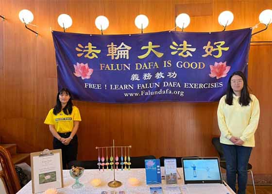 Image for article Les gens découvrent le Falun Dafa lors du Salon de la santé et de la médecine holistique à Eslöv, Suède