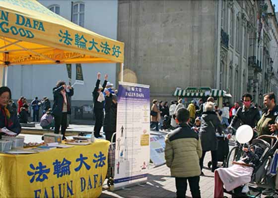 Image for article Anvers, Belgique : Les habitants apprennent à connaître le Falun Dafa lors d’une journée d’information