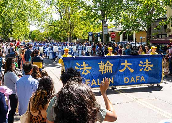 Image for article Californie : Le Falun Dafa touche les cœurs au défilé de la Journée du pique-nique de l’UC Davis