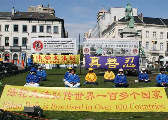 Image for article Bruxelles : Des touristes condamnent la persécution brutale du Falun Dafa lors d’une activité devant le Parlement européen