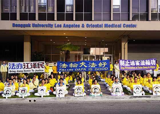 Image for article Los Angeles : Les pratiquants de Falun Dafa ont organisé une veillée aux chandelles devant le consulat chinois pour commémorer l’Appel du 25 avril