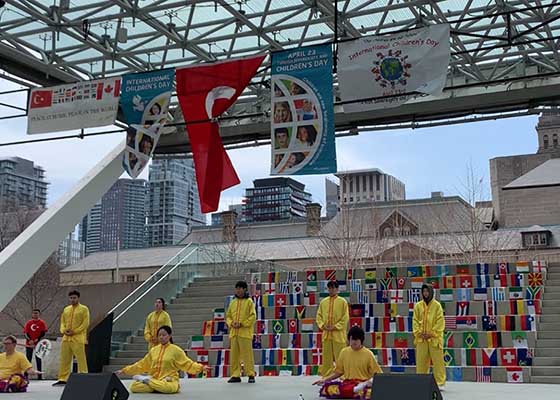 Image for article Canada : Les gens bénéficient du Falun Dafa lors de la Journée internationale des enfants à Toronto