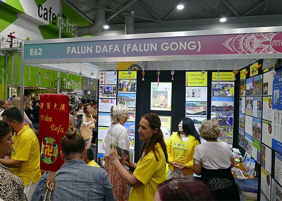 Image for article Brisbane, Australie : Les pratiquants apportent la beauté du Falun Dafa au Festival du corps et de l’esprit