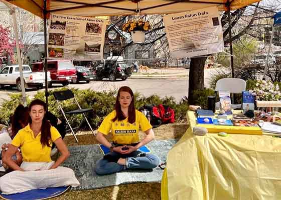 Image for article Colorado, États-Unis : Les pratiquants de Falun Dafa accueillis par la population locale lors de la Fête du pissenlit