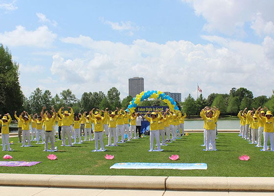 Image for article Texas : Les pratiquants de Houston célèbrent la Journée mondiale du Falun Dafa et souhaitent un joyeux anniversaire au Maître