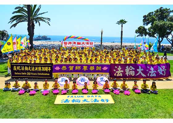 Image for article Los Angeles, Californie : Les pratiquants célèbrent la Journée mondiale du Falun Dafa à la plage de Santa Monica