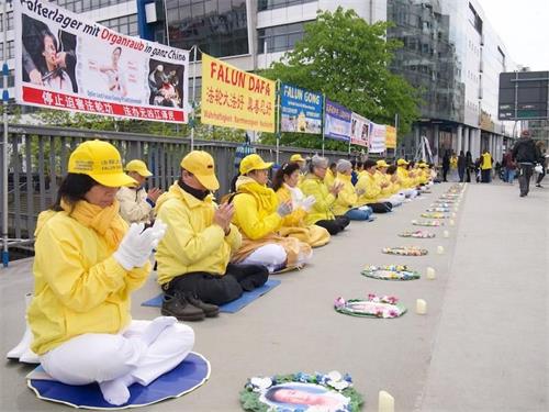Image for article Allemagne : Des pratiquants expriment leur gratitude à l'occasion du 30<SUP>e</SUP> anniversaire de la présentation publique du Falun Dafa