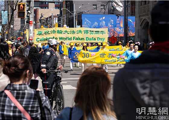 Image for article Toronto : Un grand défilé pour célébrer le 30<SUP>e</SUP> anniversaire de la présentation du Falun Dafa au public