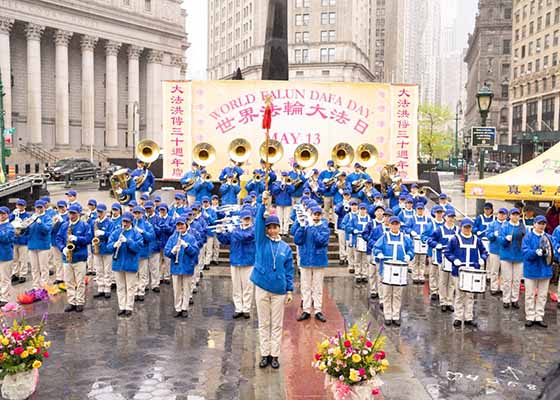 Image for article New York : Célébration de la Journée mondiale du Falun Dafa devant l’hôtel de ville de New York, 69 élus envoient leurs salutations
