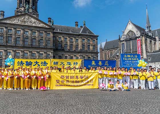 Image for article Pays-Bas : Les pratiquants d’Amsterdam célèbrent le 30e anniversaire de la présentation du Falun Dafa au public