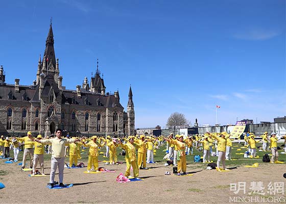 Image for article Ottawa, Canada : Les gens font l’éloge du Falun Dafa lors des activités organisées pour célébrer le 30e anniversaire