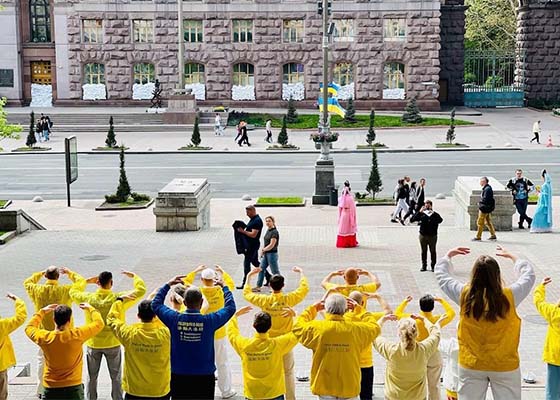 Image for article Ukraine : Les pratiquants de Falun Gong partagent les bienfaits étonnants de pratiquer dans un pays ravagé par la guerre
