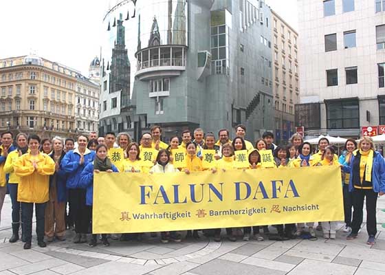 Image for article Autriche : Les pratiquants de Falun Dafa célèbrent la Journée mondiale du Falun Dafa