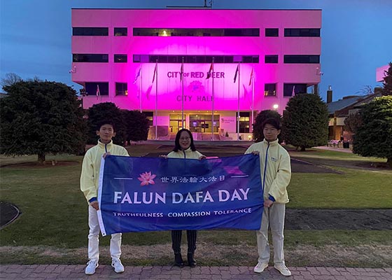 Image for article Canada : L’hôtel de ville de Red Deer est illuminé pour honorer la Journée mondiale du Falun Dafa