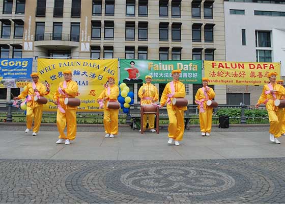 Image for article Devant la porte de Brandebourg, les pratiquants de Berlin célèbrent le 30<SUP>e</SUP> anniversaire de la présentation du Falun Dafa au monde