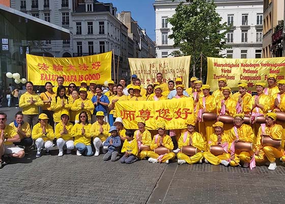 Image for article Les pratiquants et le public célèbrent la Journée du Falun Dafa à Bruxelles