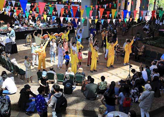 Image for article Canada : Un conseiller municipal de Pointe-Gatineau accueille le Falun Dafa aux célébrations du Mois du patrimoine asiatique