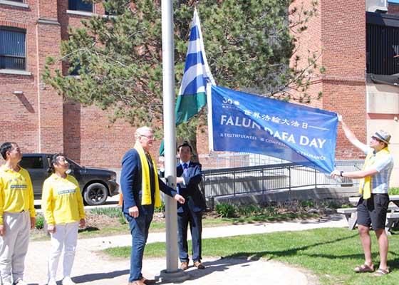 Image for article Quatre villes canadiennes hissent le drapeau le même jour en l’honneur du Falun Dafa