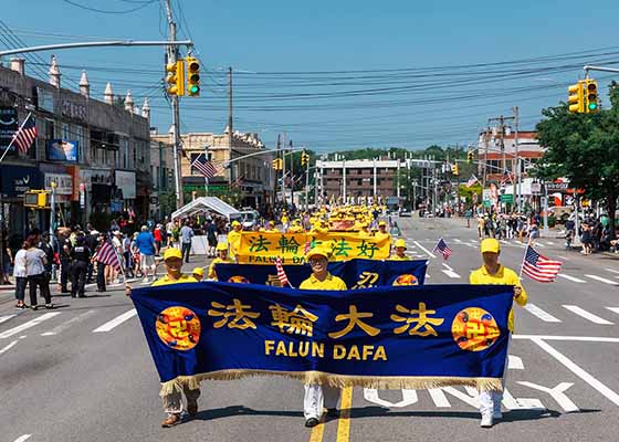 Image for article New York : Les pratiquants de Falun Dafa brillent lors du défilé du Memorial Day à Long Island