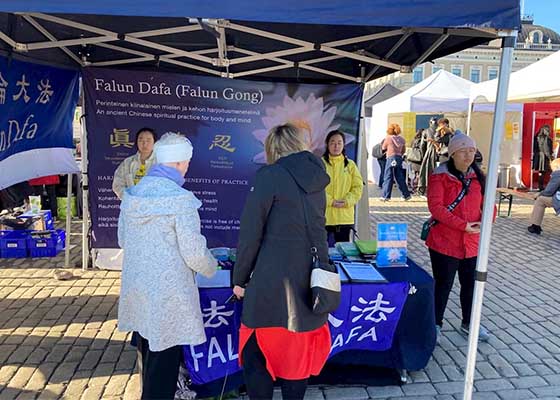 Image for article Finlande : Les pratiquants de Falun Gong participent au festival culturel du Village mondial