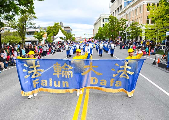 Image for article Canada : Les pratiquants affichent la magnificence du Falun Dafa lors du défilé de la Fête de la Reine en Colombie-Britannique