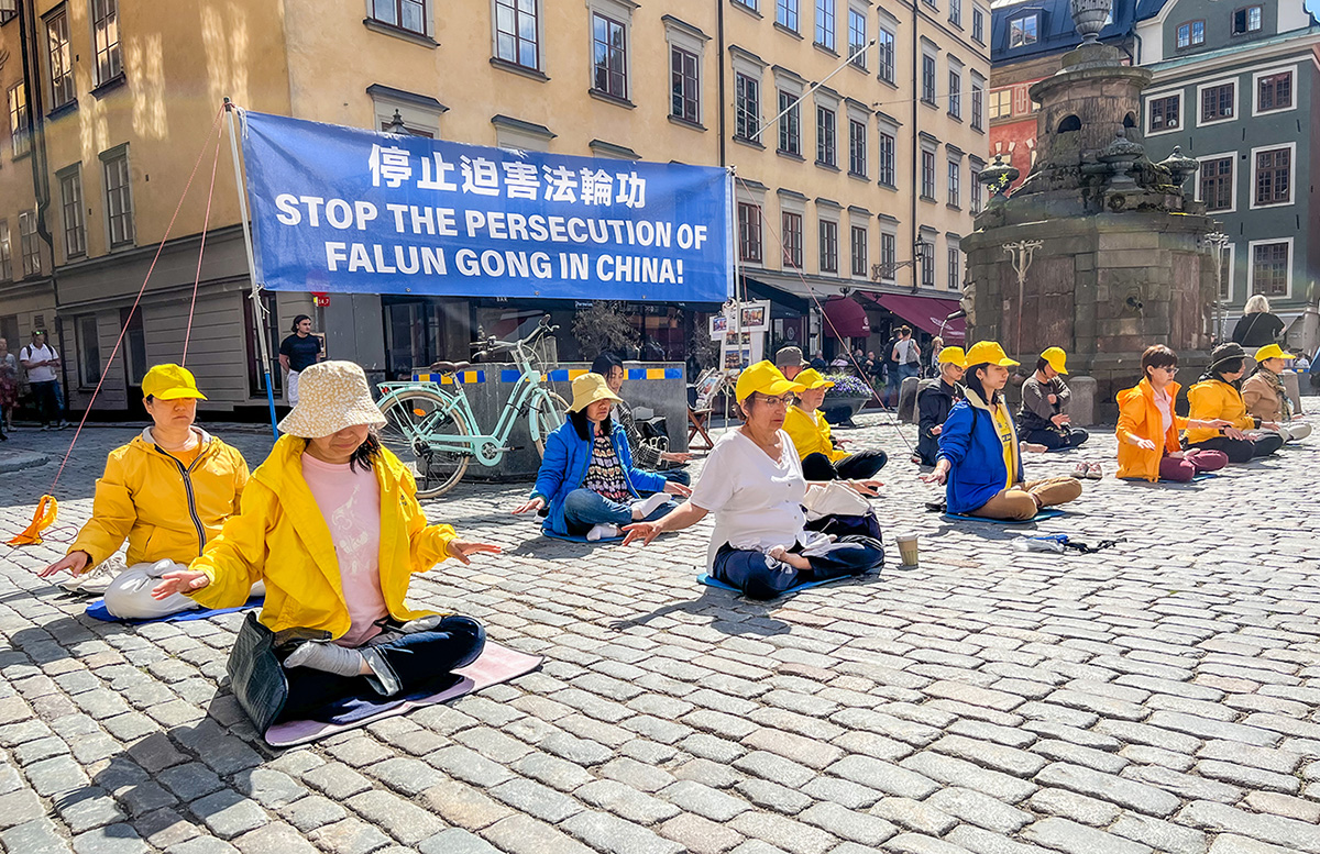 Image for article Stockholm, Suède : Le public condamne la persécution en cours en Chine lors de la conférence environnementale de l’ONU