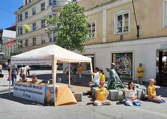 Image for article Autriche : Les pratiquants sensibilisent au Falun Dafa à Saint-Pölten