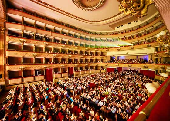 Image for article Les amateurs de théâtre en Italie, République tchèque,  Autriche et aux États-Unis apprécient Shen Yun : « Extrêmement émouvant »